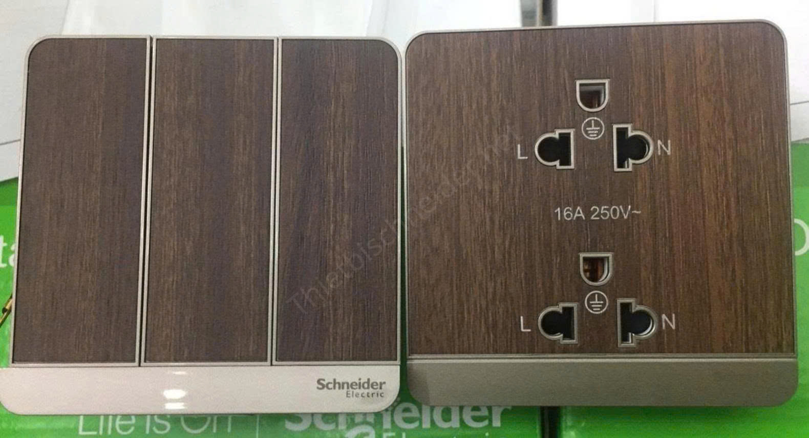 Schneider Electric là thương hiệu nổi tiếng toàn cầu đến từ Pháp với nhiều dòng công tắc ổ cắm chất lượng cao, đáp ứng cả yêu cầu kỹ thuật lẫn tính thẩm mỹ cho công trình hiện đại.